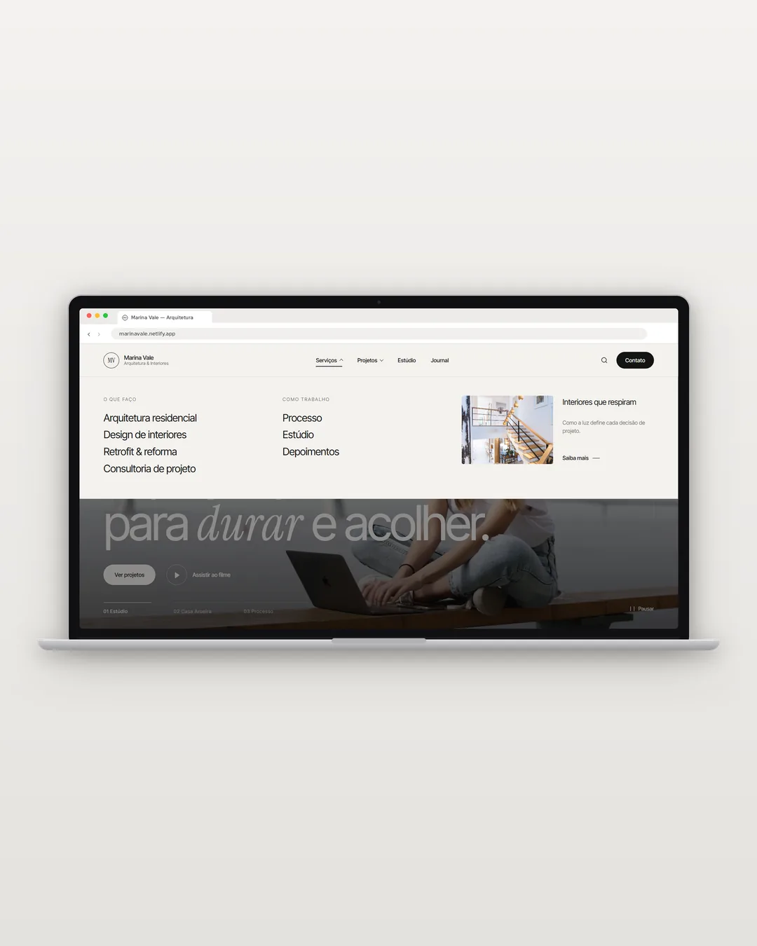 Marina Vale — header sólido em off-white com o menu de Serviços aberto